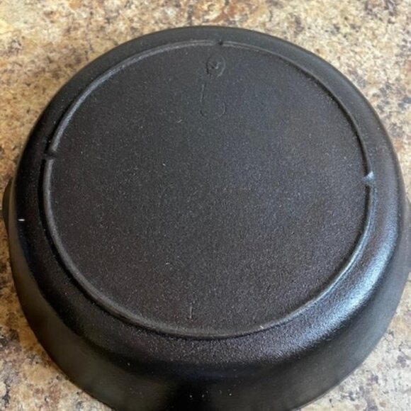 Vintage 3-Notch Lodge Skillet with smooth surface - 8 inch (20cm) - Picture 3 of 3
